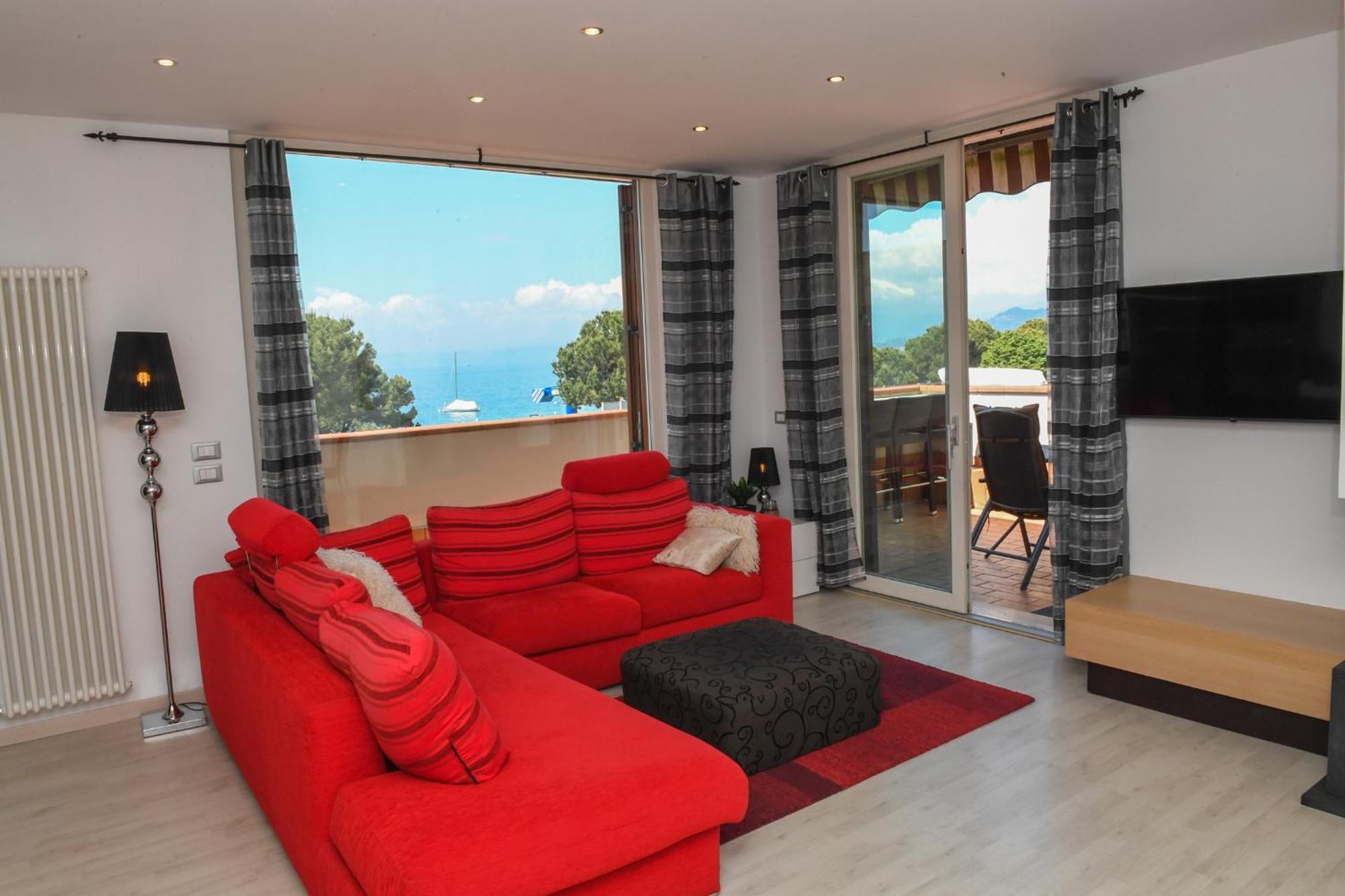 Апартаменты Favola Bella The Panoramic Penthouse Бардолино Экстерьер фото